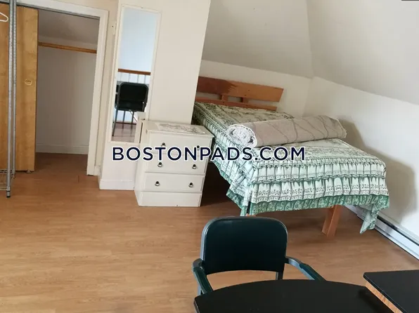 13 Highland St Room 6, Waltham, MA 02453