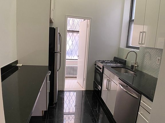 4th image of 212 W 79th St #1A4