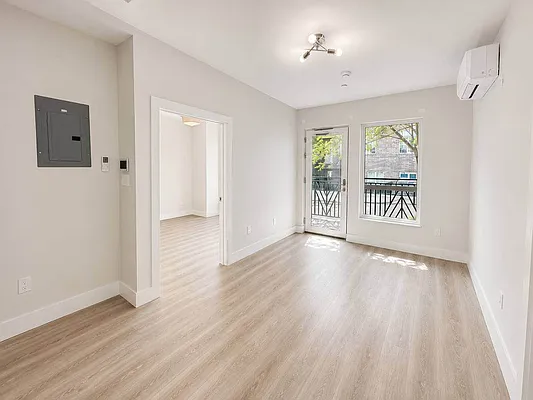 Living room, photo 2