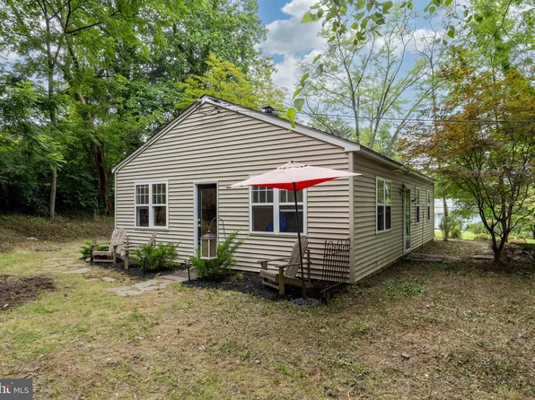 2 Fahnestock Rd, Malvern, PA 19355