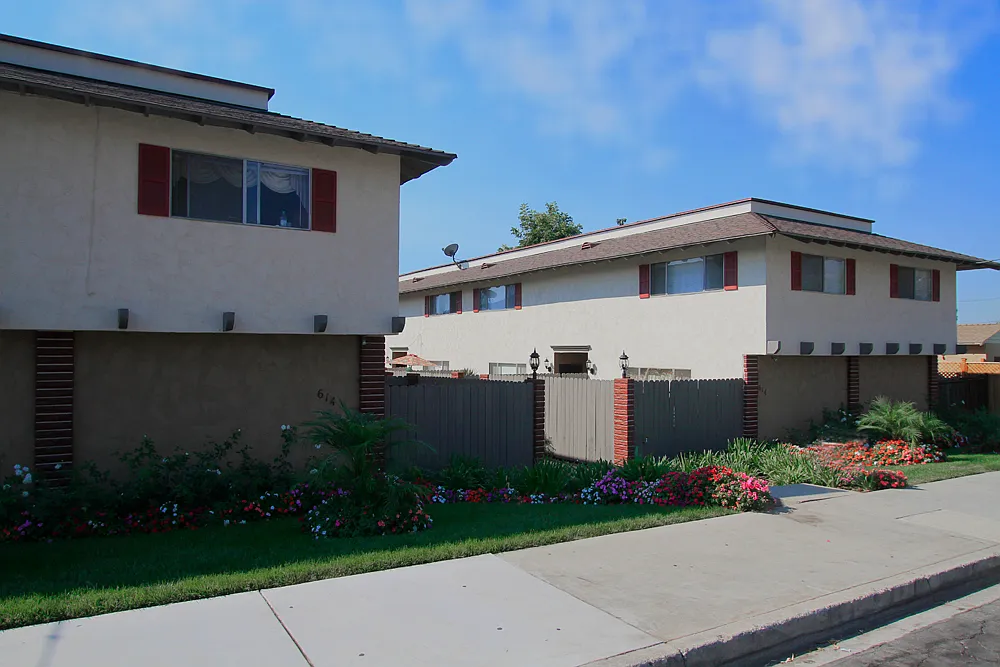 2 bed, 1.5 bath, 1200 sqft, $2,795 — Photo 2