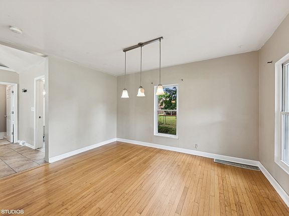 5th image of 3653 Woodlawn Ave