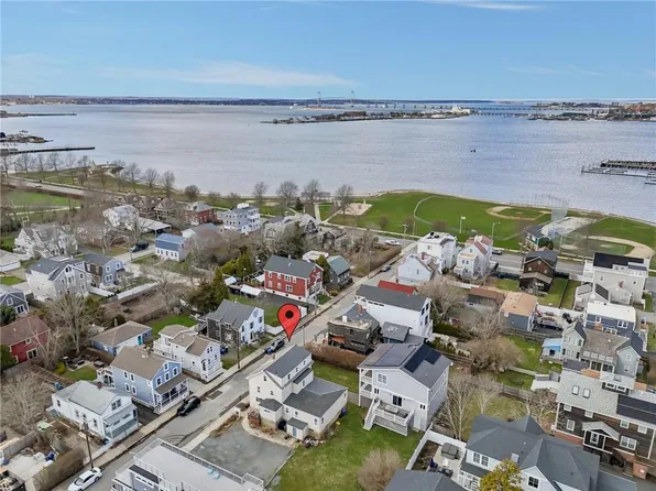 32 Houston Ave, Newport, RI 02840