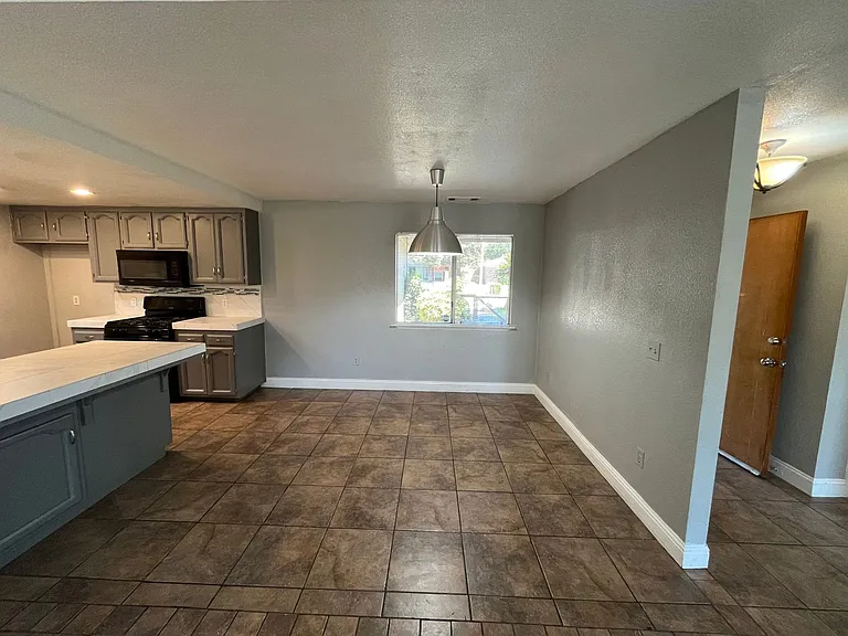4907 W Howard Ave — Photo 5