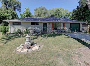 824 S Queen Ridge Dr, Independence, MO 64050