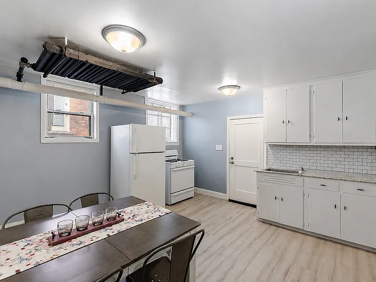 405 E 6th St #6 — Photo 5