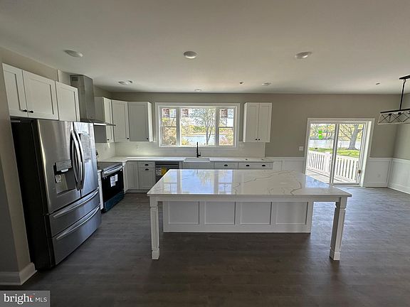 3rd image of 122A N Lake Dr