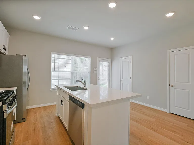 6434 New York St — Photo 10