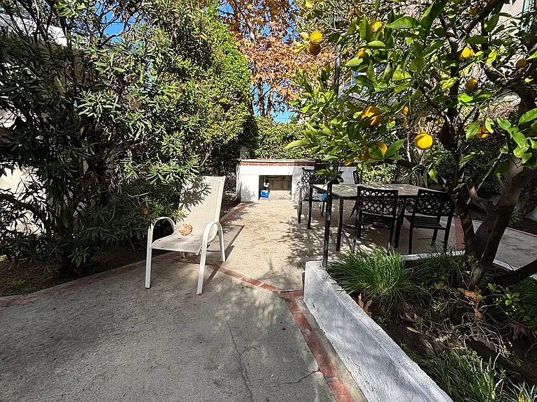 10814-10818 Blix St — Photo 9