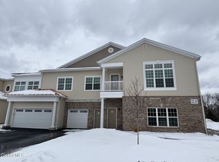 608 Valley Pointe Dr, Niskayuna, NY 12309