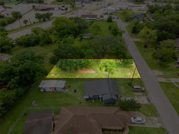 507 Cemetery Rd, Clute, TX 77531