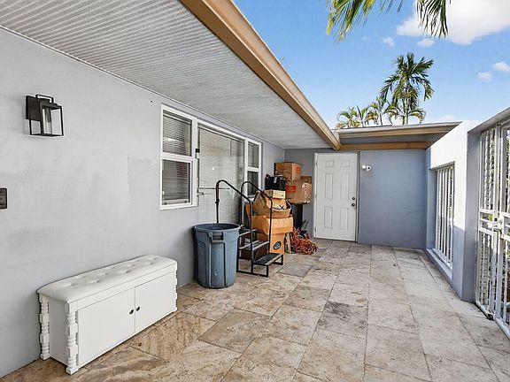 5th image of 256 SW 11th Place