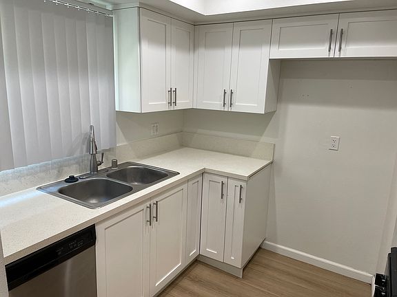 5th image of 214 N Louise St APT 3