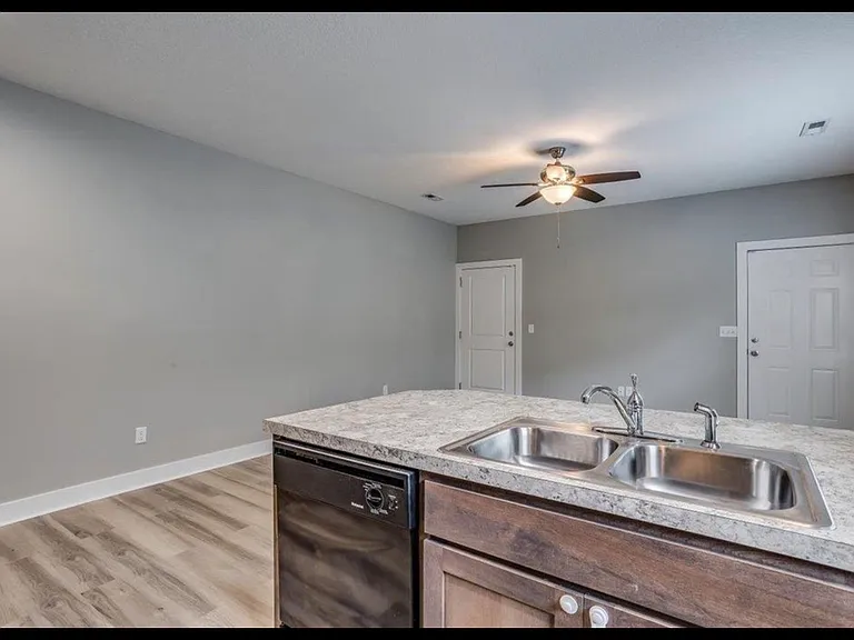 1525 S Edwards Ave — Photo 10