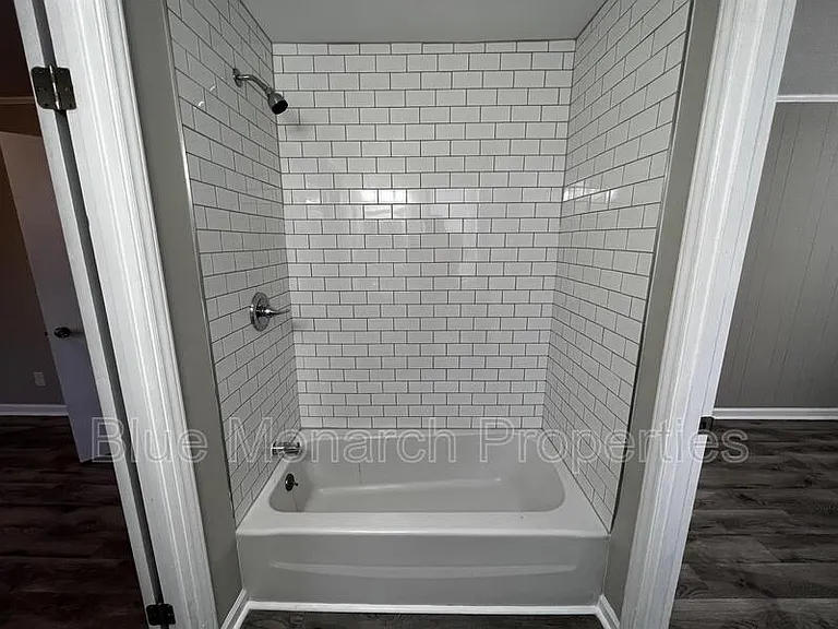 208 W Chestnut St #B — Photo 8