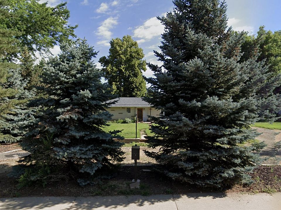 Front of property with turnaround driveway