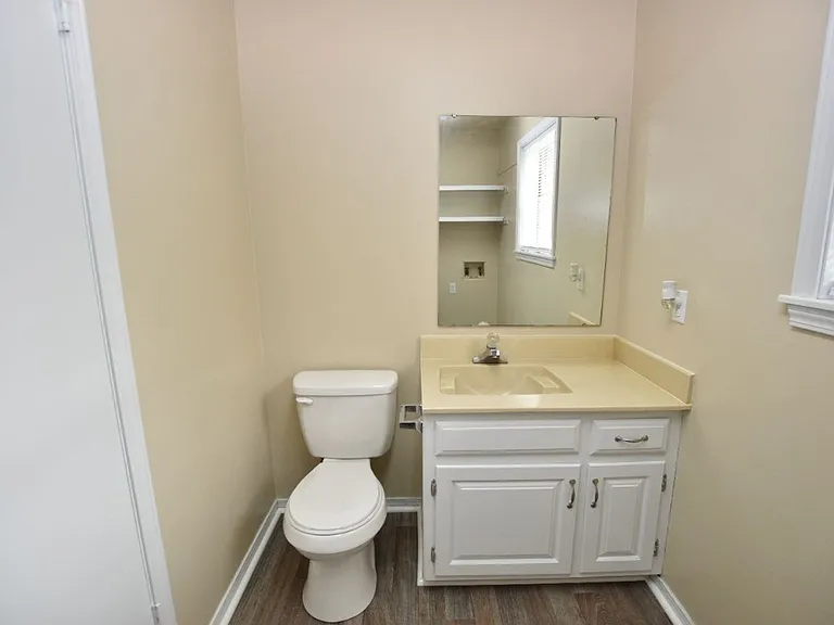 124 Carpenter Ct — Photo 2