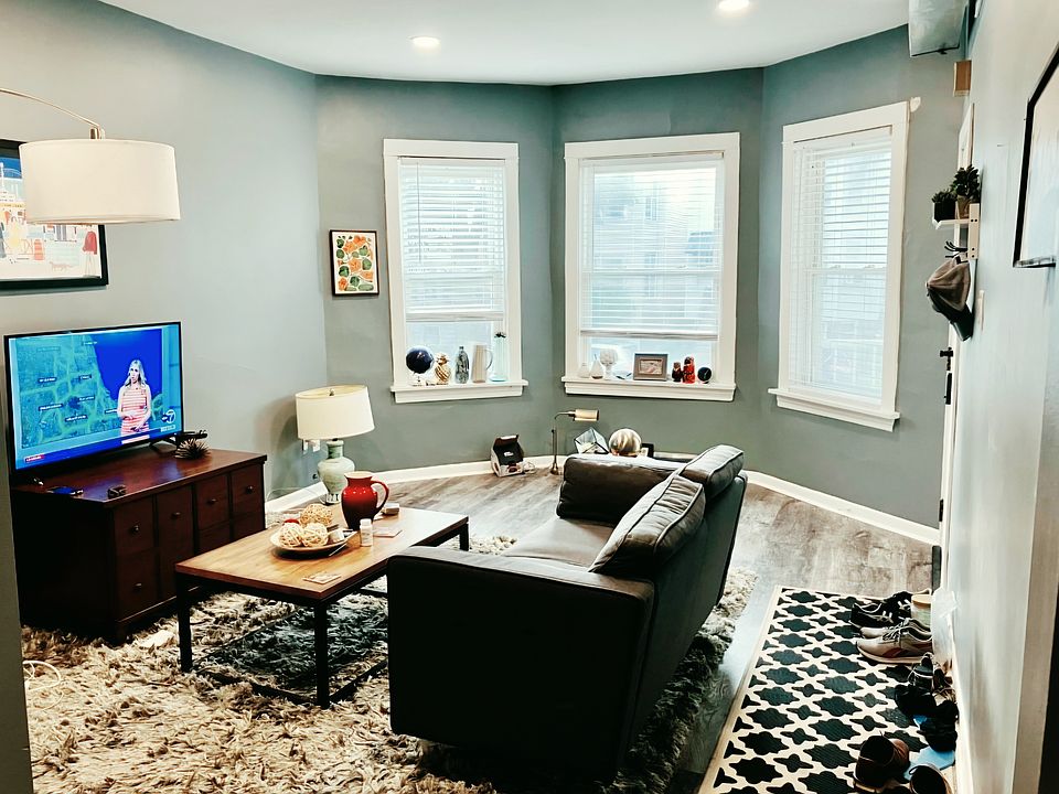 1st image of 2924 N Ridgeway Ave #1