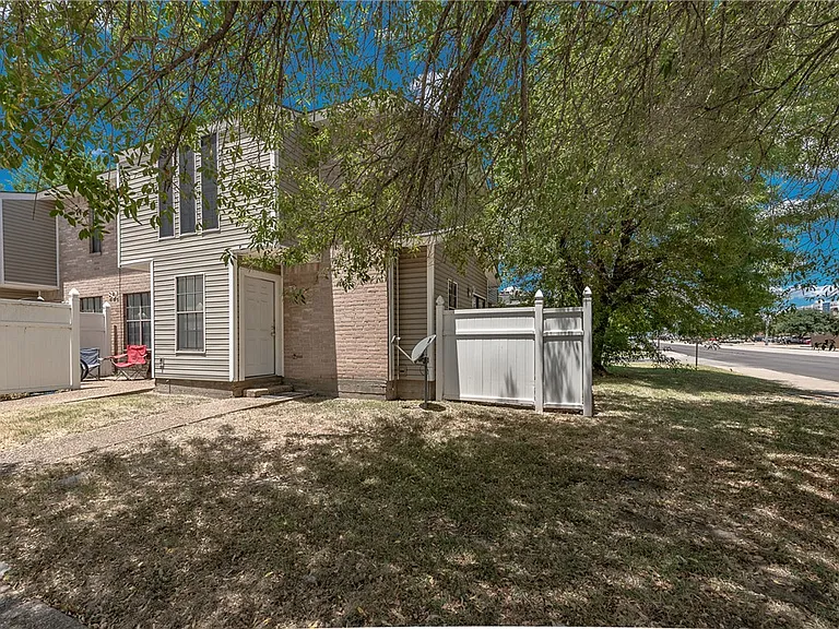 1801 Woodsman Dr #D — Photo 24