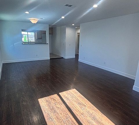 4th image of 11241 Emelita St #Top
