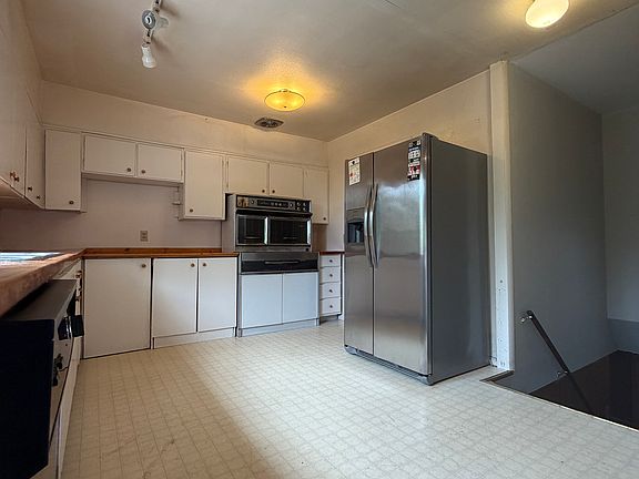 5th image of 4595 Moorhead Ave