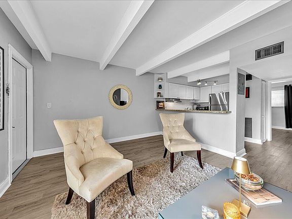 4th image of 2124 NE 5th Avenue #212