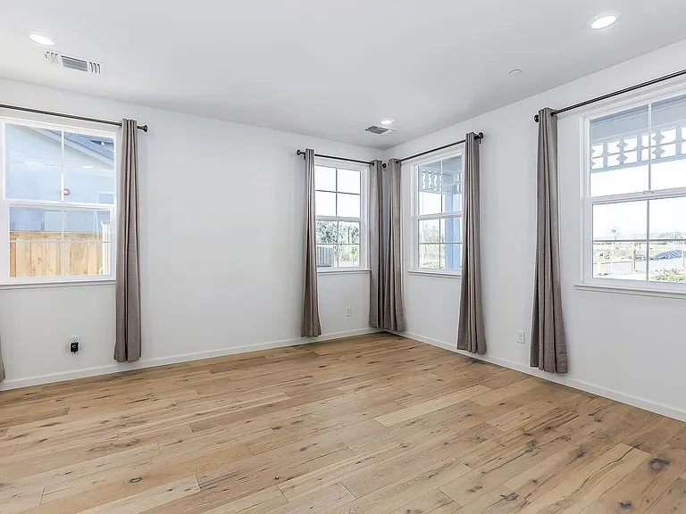 33509 Mustang St — Photo 6