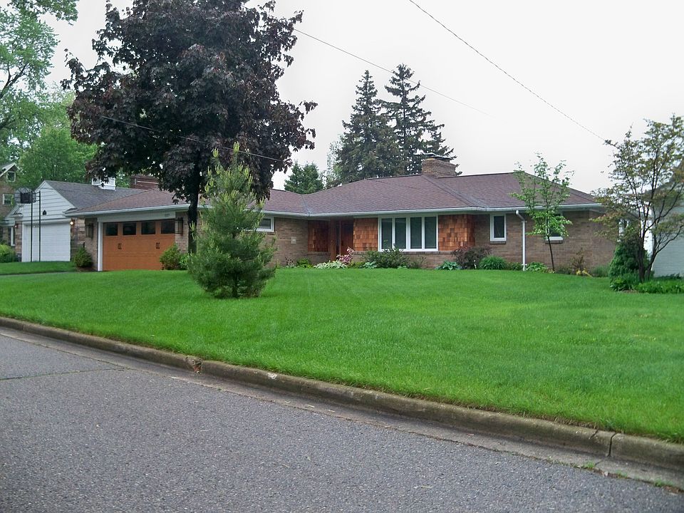 Open floor plan, walk out lower level and great lake views from every room!