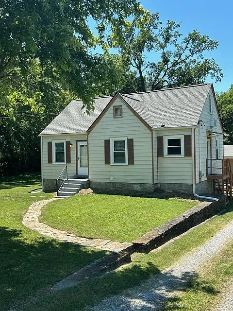 3 bed, 1.0 bath, 1250 sqft, $2,000 — Photo 1