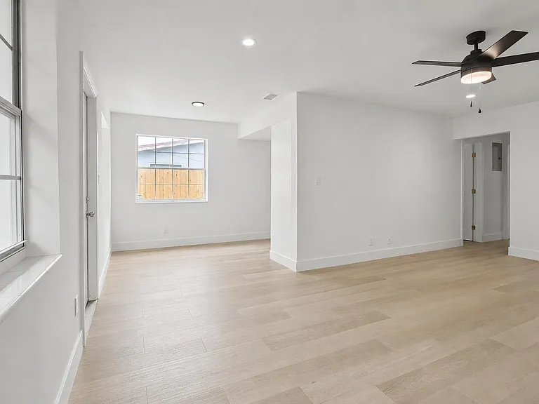 411B NE 57th Ct — Photo 3