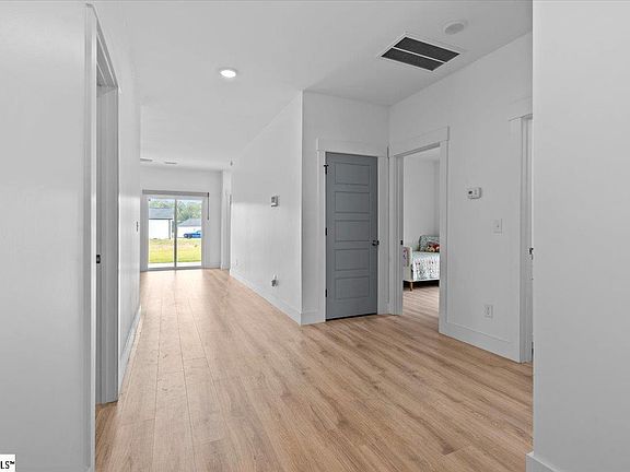 4th image of 211 Essex Dr