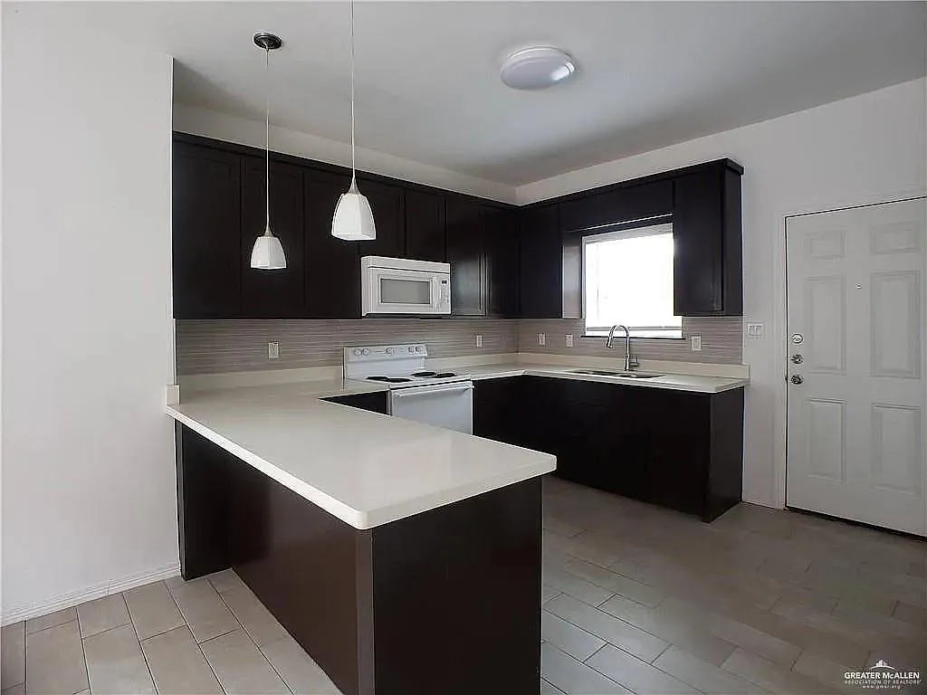 2 bed, 2.0 bath, 3192 sqft, $900 — Photo 2