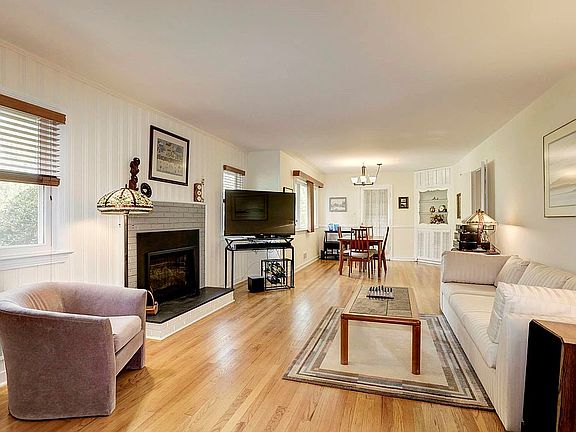 Living Room w/ Gas Fireplace