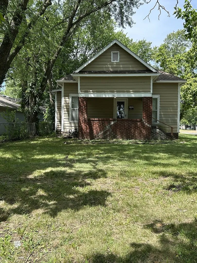 Very Spacious 3 Bedroom and 1 Bath House - Huge Corner Lot! — Photo 1