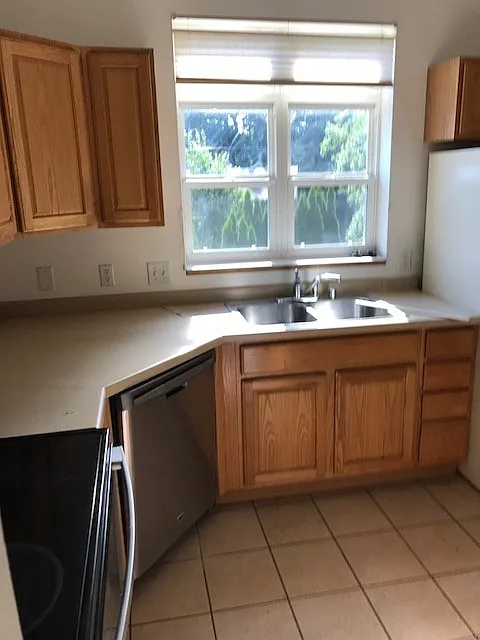 Spacious 4 bedroom, 3.5 bathroom duplex in desired location near Hilldale Mall — Photo 4