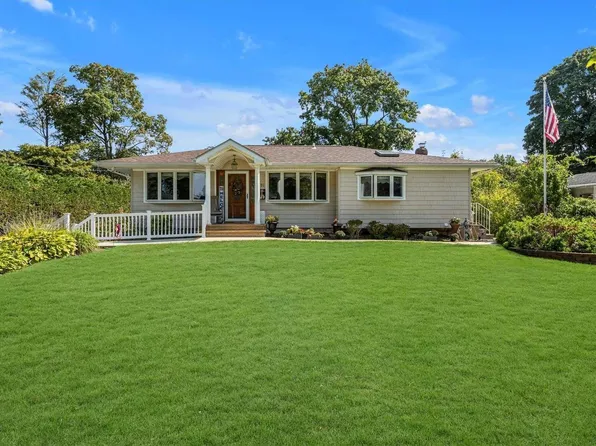 16 Plane Tree Lane, Saint James, NY 11780