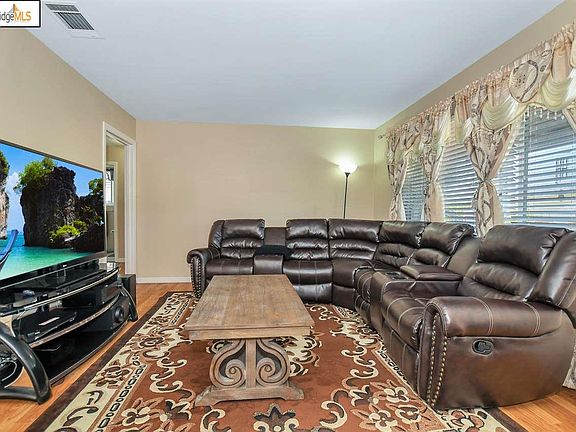 4th image of 2732 Dolores St