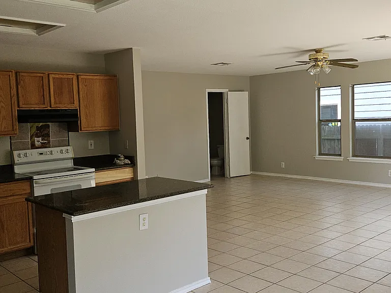 1405 Meadow Pkwy — Photo 5