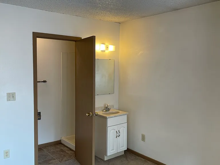 806 E College St #17 — Photo 12