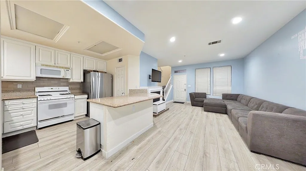 3 bed, 2.5 bath, 1440 sqft, $4,950 — Photo 2