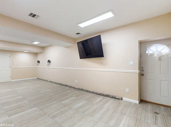 3832 Lyme Avenue image 21 of 29