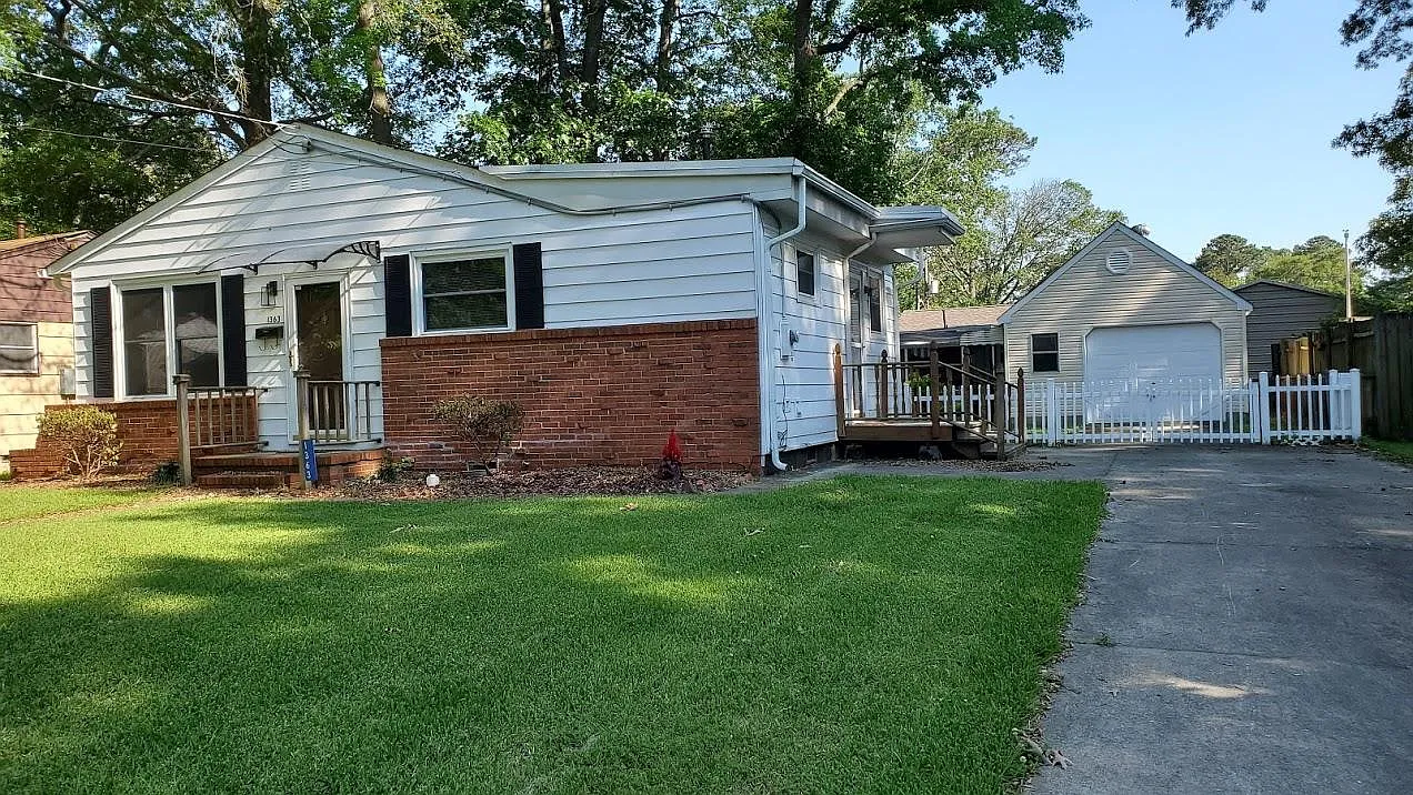 3 bed, 1.5 bath, 1300 sqft, $2,100 — Photo 2