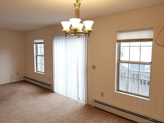 3rd image of 565 Quaker Ln APT 105