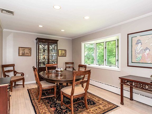 5th image of 1 Laurel Ct
