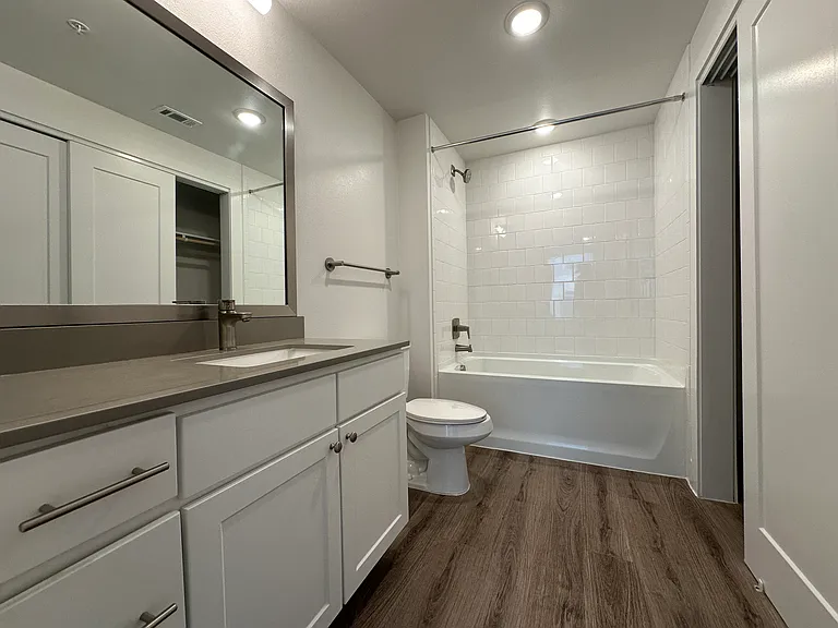 E Riverside Dr — Photo 9