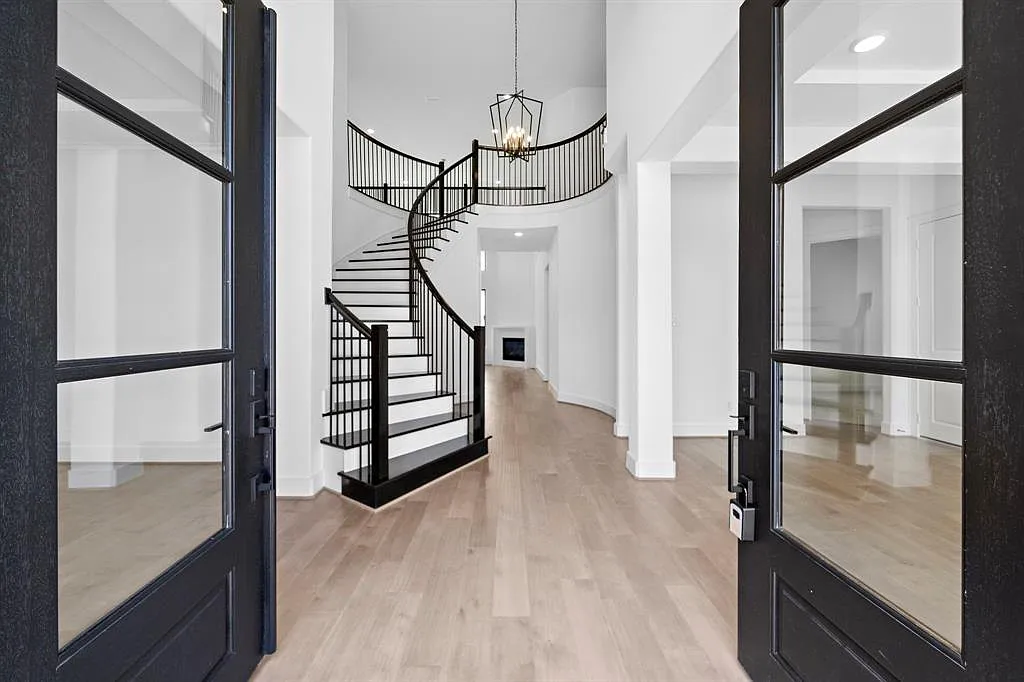 1007 Oakwood Trl — Photo 3