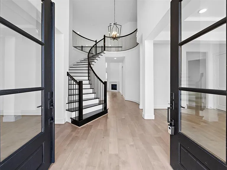 9806 Oakwood Trl — Photo 3