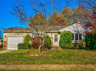 29 Ida Ln, North Babylon, NY 11703