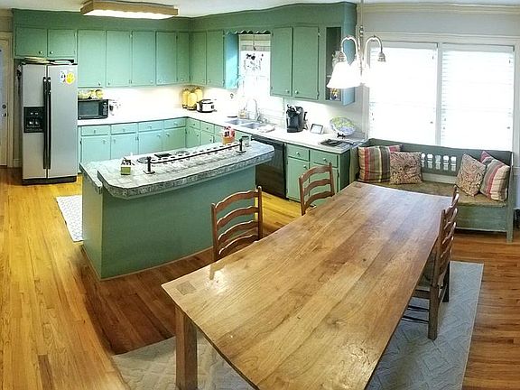 Spacious Kitchen & Dinette