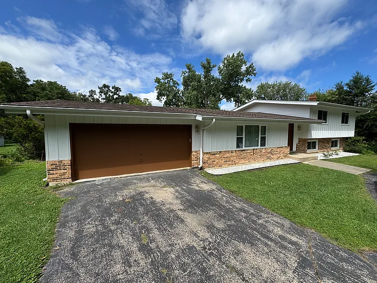 302 Forest View Dr — Photo 2